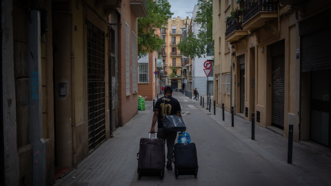 Los Mossos d'Esquadra ejecutan un desahucio de una familia (una pareja y sus dos hijos menores), en el barrio de Poble Sec, de Barcelona, en abril de 2012. E.P./David Zorrakino