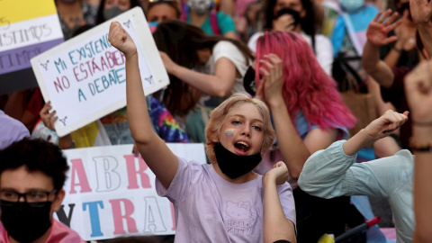 Centenares de personas participan en la manifestación convocada por Orgullo Crítico Madrid. EFE/ Rodrigo Jiménez