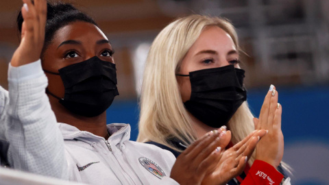 La gimnasta Simone Biles aplaude desde las gradas después de la final femenina durante los eventos de gimnasia artística de los Juegos Olímpicos de Tokio 2020 en el Centro de Gimnasia Ariake en Tokio, Japón, el 29 de julio de 2021.- EFE