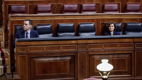 Fotografía de marzo de 2020 del presidente del Gobierno, Pedro Sánchez, con la entonces vicepresidenta primera del Ejecutivo, Carmen Calvo, en el Pleno del Congreso. E.P.