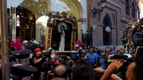 Bomberos sacan al exterior el cuadro de la Virgen de la Paloma, durante la tradicional procesión de la Virgen de la Paloma que tiene lugar en el centro de Madrid. EFE/ David Fernández
Bomberos sacan al exterior el cuadro de la Virgen de la Paloma, duran