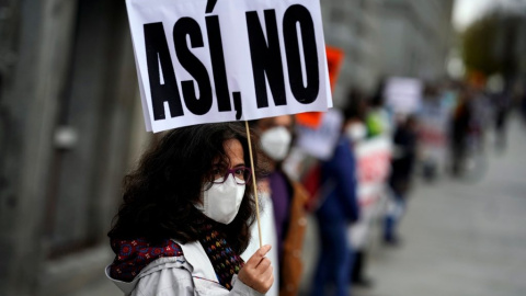  Una mujer con mascarilla en una manifestación en defensa de la sanidad pública. REUTERS/Juan Medina