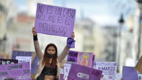 Una joven levanta un cartel en una manifestación por el 8M en Madrid.- Cézaro de Luca / EUROPA PRESS