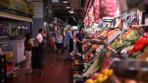 Varias personas esperan para comprar fruta en el Mercado de la Cebada, en Madrid.- JOsé Carmona