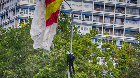  Un paracaidista que descendía con la bandera de España se ha quedado enganchado de una farola en el desfile del Día de la Fiesta Nacional, en Madrid (España) a 12 de octubre de 2019. Fecha: 12/10/2019.