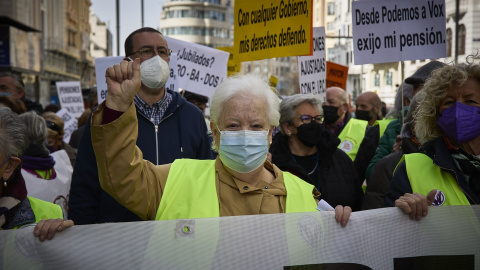 Una persona perteneciente al Movimiento de Pensionistas durante una manifestación, a 12 de febrero de 2022, en Madrid, (España). -Jesús Hellín / Europa Press