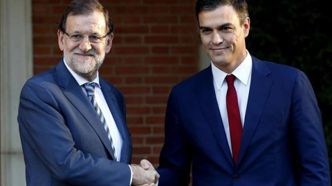 Mariano Rajoy, expresidente del Gobierno (i), y Pedro Sánchez, jefe del Ejecutivo, durante una reunión en Moncloa el 10 de octubre de 2017, cuando Rajoy era presidente.- EFE