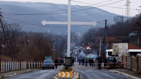 Los serbokosovares bloquean la carretera cerca de la aldea de Rudine, Mitrovica del Norte, Kosovo. REUTERS/Ognen Teofilovski.