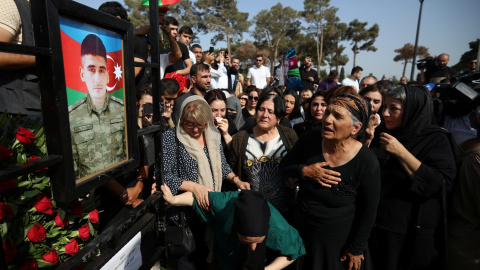 Funeral en Bakú de un militar de las Fuerzas Armadas de Azerbaiyán muerto en los recientes enfrentamientos fronterizos con Armenia. REUTERS/Aziz Karimov