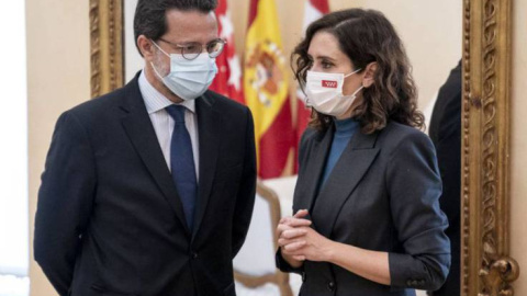 Isabel Díaz Ayuso, presidenta de la Comunidad de Madrid, conversa con su consejero de Hacienda, Economía y Empleo, Javier Fernández-Lasquetty.- EFE