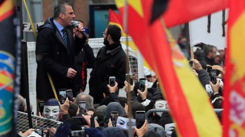 El diputado de Vox y candidato a la alcaldía de Madrid, Javier Ortega Smith, se dirige a los agentes que se manifestaron ante el Congreso en noviembre de 2021.- EFE