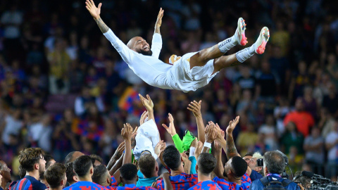  07 de agosto de 2022, España, Barcelona: Los jugadores de Barcelona llevan a Dani Alves de Pumas UNAM como homenaje a él durante el partido de fútbol del Trofeo Joan Gamper entre el FC Barcelona y Pumas UNAM en el Camp Nou. Foto: Gerard Franco/DAX ví