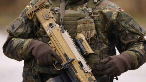  Un soldado de la Bundeswehr alemana se para con una ametralladora Heckler & Koch MG5 durante la visita del Ministro de Defensa alemán a la base militar en Marienberg, Alemania oriental, el 12 de enero de 2023.- AFP