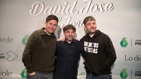  Jordi Évole posa junto a  el grupo Estopa durante la presentación de la nueva temporada de su programa, a 7 de febrero de 2023, en Barcelona / Europa Press