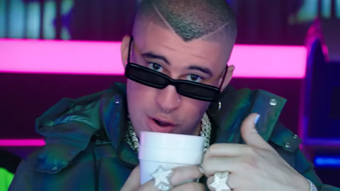  El cantante Bad Bunny en la canción 'Estar soltera está de moda'