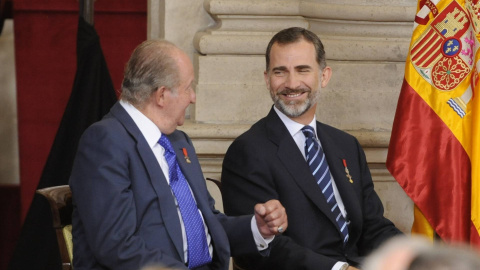  El Rey emérito Juan Carlos I y su hijo, el Rey Felipe VI. EFE