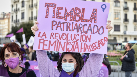 Una mujer sostiene una pancarta en una manifestación del 8M de 2022 en Santander. E.P./Juan Manuel Serrano Arce