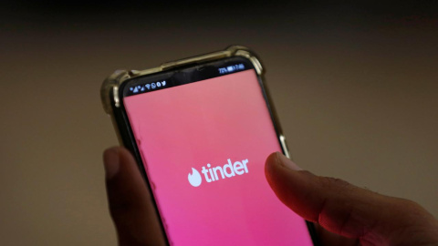 La aplicación de Tinder en un móvil. REUTERS