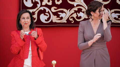  La ministra de Defensa, Margarita Robles (i), y la presidenta de la Comunidad y candidata del PP a la reelección, Isabel Díaz Ayuso (d), durante el acto cívico militar con motivo del Día de la Comunidad de Madrid en la Puerta del Sol, a 2 de mayo de 