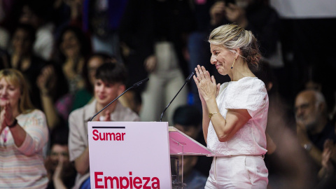 La vicepresidenta segunda y ministra de Trabajo y Economía Social, Yolanda Díaz, interviene en el acto 'Empieza todo' de la plataforma Sumar, en el que presenta su candidatura para la presidencia del Gobierno, en el polideportivo Antonio Magariños, a 2