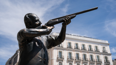  Una escultura del Rey emérito Juan Carlos I con un rifle de caza, en la Puerta del Sol, a 25 de abril de 2023, en Madrid (España). Diego Radamés / Europa Press 