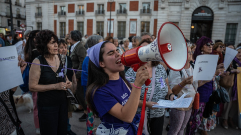 Decenas de personas durante una concentración contra la violencia machista convocada por el Foro de Madrid Contra la Violencia hacia las Mujeres, en la Puerta del Sol, a 25 de septiembre de 2023. -MATÍAS CHIOFALO / Europa Press