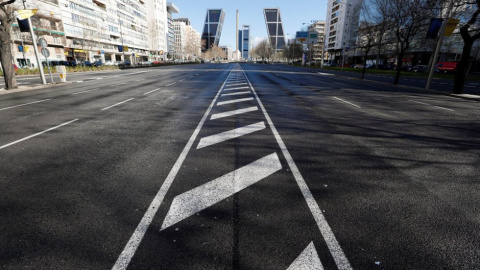  Vista del paseo de La Castellana, con la Plaza de Castilla al fondo y las torres Kío al fondo, con ausencia de vehículos y paseantes.- FERNANDO ALVARADO /EFE