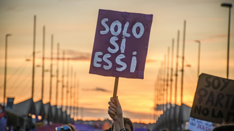 Una manifestante muestra una pancarta con el lema 'Solo sí es sí' durante un marcha convocada por el 8 de marzo en Sevilla. EFE/Raúl Caro