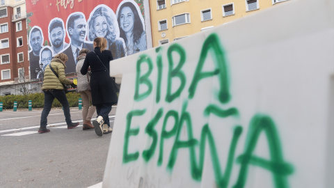  Tres mujeres caminan frente a la lona que colocaron las juventudes del PP en las inmediaciones de la sede del Partido Socialista, a 29 de diciembre de 2022, en Madrid (España). Eduardo Parra / Europa Press (Foto de ARCHIVO) 29/12/2022