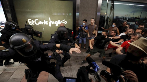 La policía carga contra la manifestación celebrada en Madrid para condenar la brutal agresión que acabó con la vida del joven Samuel Luiz, de 24 años, en A Coruña. Foto: Javier López / EFE