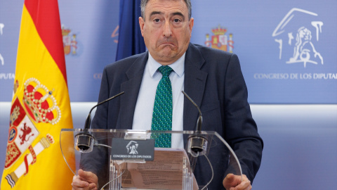  El portavoz del PNV en el Congreso, Aitor Esteban, interviene durante una rueda de prensa posterior a la reunión de la Junta de Portavoces, en el Congreso de los Diputados, a 18 de abril de 2023, en Madrid (España). Eduardo Parra / Europa Press