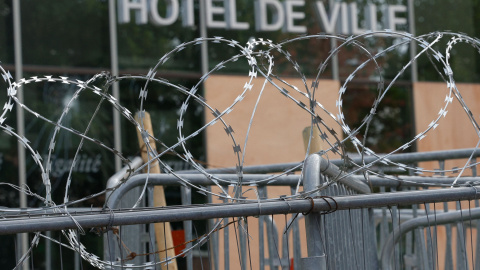 El ayuntamiento de l'Hay-les-Roses, un suburbio de París, está protegido con alambre de púas y barreras tras los disturbios en toda Francia, a 02 de julio de 2023. Geoffroy Van Der Hasselt / AFP / dpa.