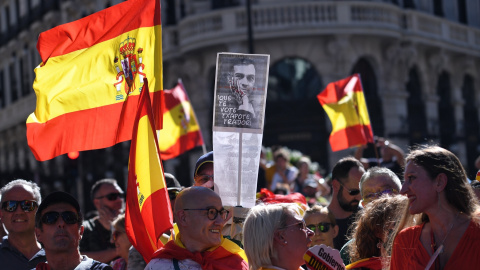  Varias personas portan banderas de España y una pancarta con la imagen del presidente de Gobierno, Pedro Sánchez, en la que se lee "Que te vote Txapote, traidor!", durante una manifestación para protestar por la gestión del Ejecutivo central desde la