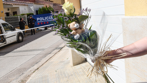 Una persona lleva un ramo de flores y un peluche al lugar de los hechos, a 3 de abril de 2024, en Bellcaire d'Empordà, Girona, Catalunya, (España). Glòria Sánchez / Europa Press