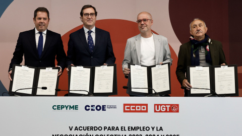 El presidente de CEPYME, Gerardo Cueva; el presidente de la CEOE, Antonio Garamendi; el secretario general de CCOO, Unai Sordo, y el secretario general de UGT, Pepe Álvarez, muestran los documentos durante la firma del V Acuerdo para el Empleo y la Negoc