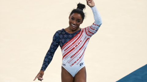  La estadounidense Simone Biles compite en el suelo durante la final por equipos femeninos de las competiciones de gimnasia artística en los Juegos Olímpicos de París 2024, en la Arena Bercy. Jan Woitas / dpa / Europa Press