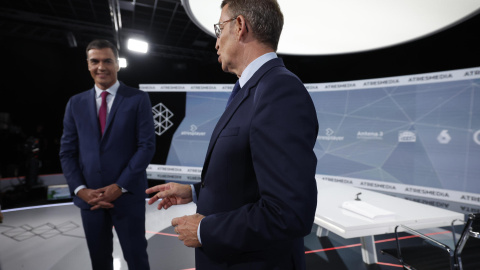  Los candidatos a la presidencia del Gobierno, el socialista Pedro Sánchez (i) y el popular Alberto Núñez Feijoo, antes de iniciar el debate electoral hoy lunes en Madrid. -JUANJO MARTÍN / Agencia EFE