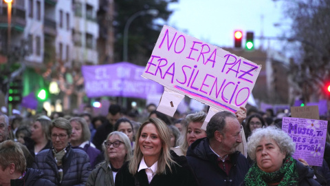  Decenas de personas durante la manifestación del 8M, en Logroño. Alberto Ruiz / Europa Press