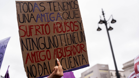 Pancarta durante una manifestación convocada por el Sindicato de Estudiantes por el 8M, en la Puerta del Sol de Madrid. EUROPA PRESS/Matias Chiofalo