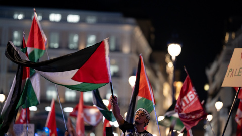 Banderas palestinas en la concentración contra “un nuevo acto de terrorismo israelí”, en la madrileña Puerta del Sol. E.P./Diego Radamés