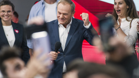  El líder de la Coalición Cívica, Donald Tusk (centro), habla durante la noche electoral tras el anuncio de los primeros resultados de las elecciones parlamentarias polacas de 2023.- Attila Husejnow / SOPA Images via / DPA