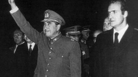  El rey Juan Carlos junto a Augusto Pinochet