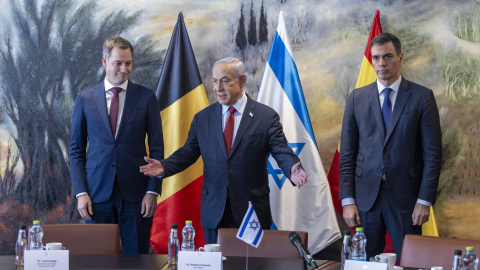 Imagen del primer ministro belga, Alexander De Croo (i), el primer ministro israelí, Benjamín Netanyahu (c), y el primer ministro español, Pedro Sánchez (d), durante su reunión el 23 de noviembre de 2023.- Europa Press