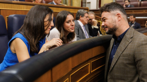  Ione Belarra (1i), Irene Montero (2i), y Gabriel Rufián (1d) conversan durante el pleno de investidura de Alberto Núñez Feijóo en el Congreso de los Diputados, a 27 de septiembre de 2023, en Madrid (España). / Eduardo Parra (Europa Press)