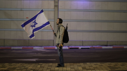 Un hombre con una bandera de Israel en una manifestación contra el gobierno de Benjamin Netanyahu, en abril pasado, en Tel Avid. E.P./Ilia Yefimovich/dpa