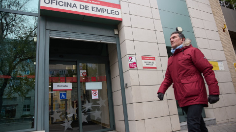 Una persona camina frente a la entrada de la oficina de empleo de Méndez Álvaro, a 4 de diciembre de 2023, en Madrid. - Jesús Hellín / Europa Press