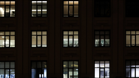 Luces encendidas en un edificio, en Madrid. E.P./Jesús Hellín 