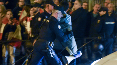 Detención de Vito Quiles durante una manifestación contra la amnistía frente a la sede del PSOE en Ferraz, a 20 de noviembre. - Gustavo Valiente / EUROPA PRESS