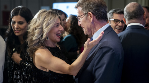  La vicepresidenta segunda del Gobierno y ministra de Trabajo en funciones, Yolanda Díaz y el presidente del PP, Alberto Núñez Feijóo, conversan durante la gala de entrega de los premios Parlamentarios 2023, en el Hotel Westin Palace, el 20 de diciemb