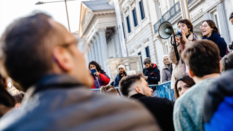  Una joven sujeta un megáfono durante una manifestación frente al Congreso de los Diputados, a 3 de marzo de 2023. Carlos Luján / Europa Press